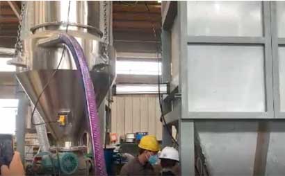 催化劑真空上料機連續輸送到客戶的設備里